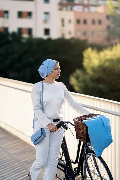 Mujer Musulmana Alegre Caminando Con Bicicleta Lado Pasarela Día Soleado Fotos de stock