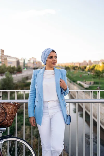 Pandangan Depan Seorang Wanita Muslim Tersenyum Berdiri Mengenakan Setelan Cahaya Stok Foto