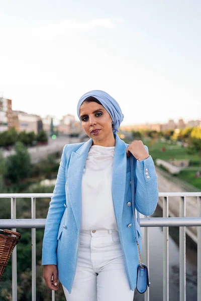 Pandangan Depan Seorang Wanita Muslim Yang Tidak Tersenyum Berdiri Mengenakan Stok Gambar Bebas Royalti
