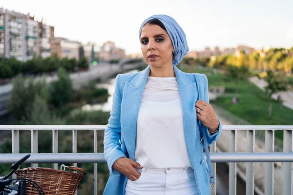Pandangan Depan Seorang Wanita Muslim Yang Tidak Tersenyum Berdiri Mengenakan Stok Lukisan  