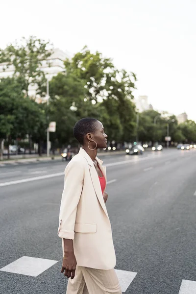 Seitenansicht Einer Eleganten Jungen Afrikanisch Amerikanischen Erwachsenen Frau Mit Kurzen — Stockfoto