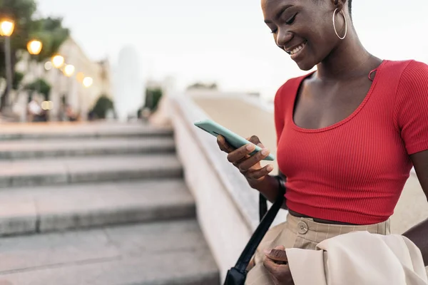 Close Uma Mulher Adulta Jovem Afro Americana Usando Seu Telefone — Fotografia de Stock