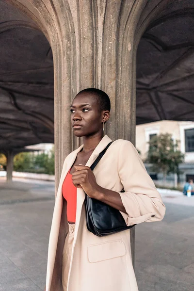 노후화 아프리카 미국인젊은 석양에 도시에서 — 스톡 사진
