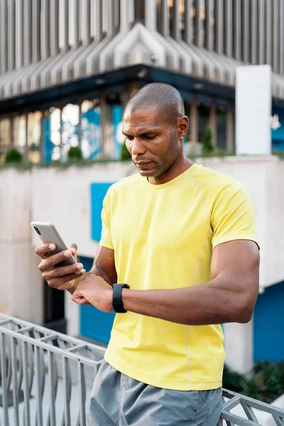 Αφρο Αμερικανός Άνθρωπος Κίτρινο Shirt Συγχρονισμού Κινητό Τηλέφωνο Και Smartwatch — Φωτογραφία Αρχείου