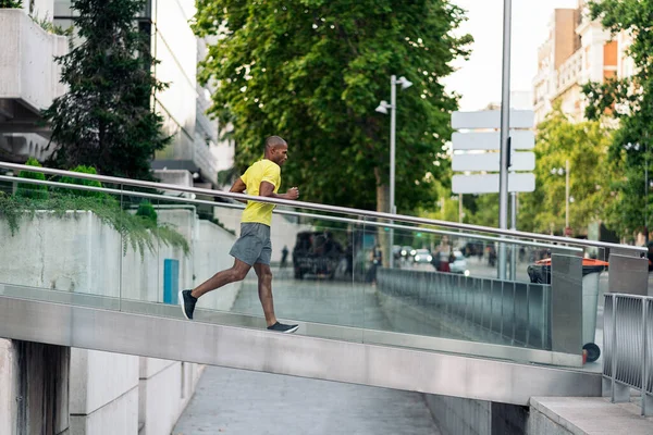 Vue Latérale Sportif Afro Américain Avec Shirt Jaune Short Descendant — Photo