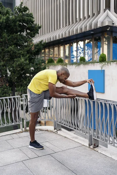 Afro Américain Étirant Jambe Gauche Sur Rampe Dans Ville — Photo