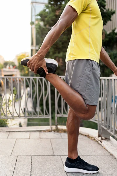 Sağ Bacağını Kentteki Tırabzanlara Dayamış Afro Amerikan Bir Adamın Yakın — Stok fotoğraf