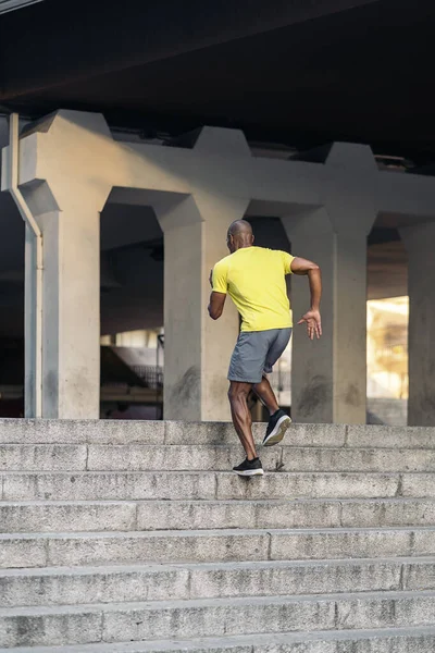 Vista Trasera Deportista Afroamericano Con Camiseta Amarilla Pantalones Cortos Corriendo — Foto de Stock
