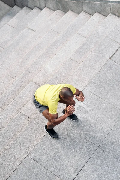Sarı Tişörtlü Şortlu Afro Amerikan Bir Sporcunun Açık Havada Çömelme — Stok fotoğraf
