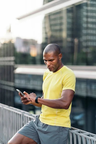 Αφροαμερικανός Αθλητής Κίτρινο Shirt Συγχρονισμού Κινητό Τηλέφωνο Και Smartwatch Κάνει — Φωτογραφία Αρχείου