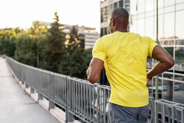 Vista Trasera Deportista Afroamericano Con Camiseta Amarilla Pantalones Cortos Corriendo —  Fotos de Stock