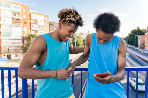 クールなアフリカ系アメリカ人の男性が路上で楽しみ 彼らの携帯電話を使用して — ストック写真