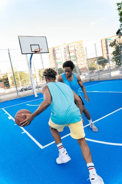 Amigos Africanos Fuertes Sanos Jugando Baloncesto Divirtiéndose Durante Día Soleado —  Fotos de Stock