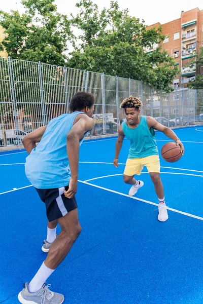 Amis Africains Forts Bonne Santé Jouant Basket Amusant Pendant Journée — Photo