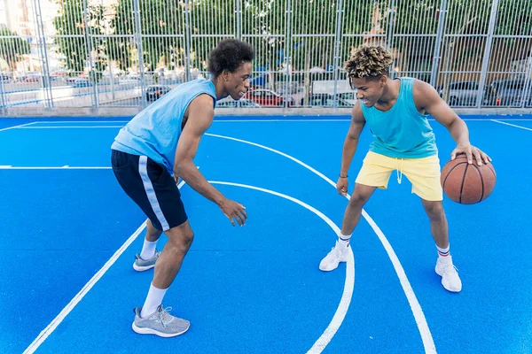 Amis Africains Forts Bonne Santé Jouant Basket Amusant Pendant Journée — Photo