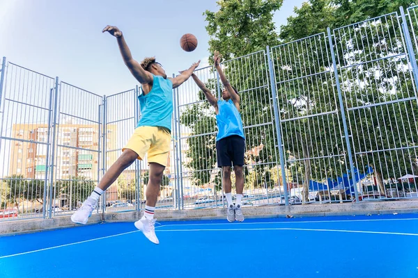 Starke Und Gesunde Afrikanische Freunde Spielen Basketball Und Haben Spaß — Stockfoto