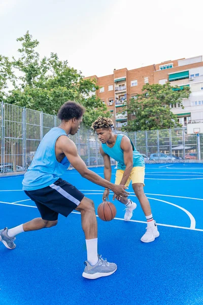 Amis Africains Forts Bonne Santé Jouant Basket Amusant Pendant Journée — Photo