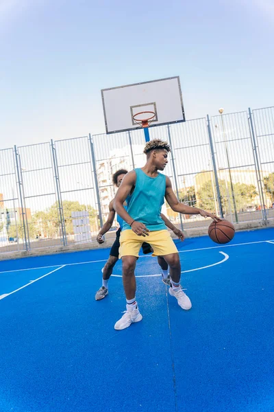 強いと健康アフリカの友人はバスケットボールをプレイし 晴れた日の間に楽しみを持って — ストック写真