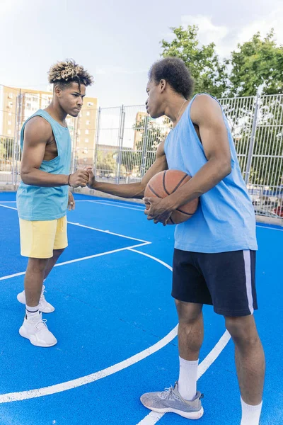 Cool Hommes Afro Américains Amuser Dans Terrain Basket — Photo