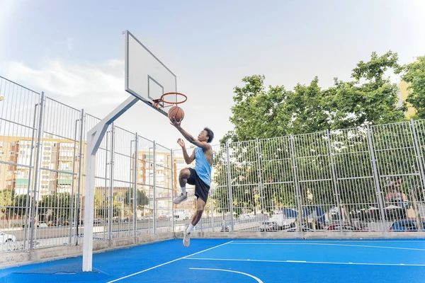 認識されていないアフリカの少年は バスケットボールをしてボールを投げるスポーツ服を着て — ストック写真