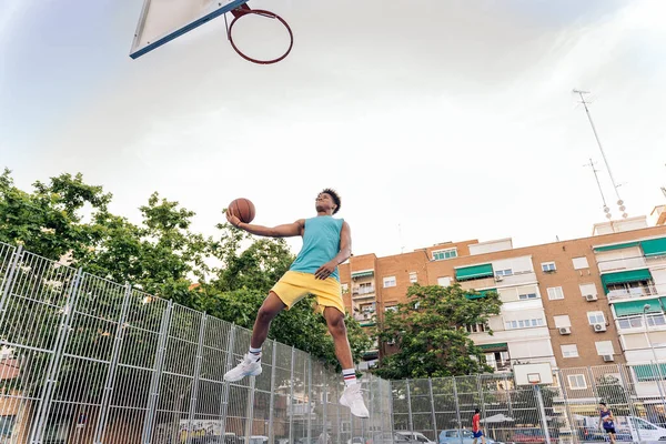認識されていないアフリカの少年は バスケットボールをしてボールを投げるスポーツ服を着て — ストック写真