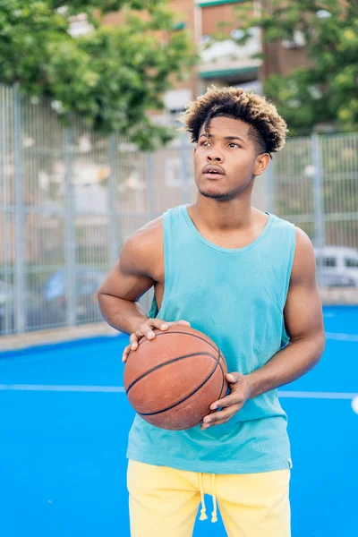 Beau Garçon Africain Portant Des Vêtements Sport Jouant Basket Lançant — Photo