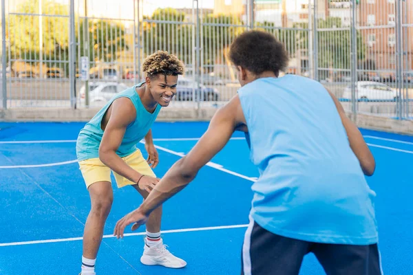 Δυνατοί Και Υγιείς Αφρικανοί Φίλοι Παίζουν Μπάσκετ Και Διασκεδάζουν — Φωτογραφία Αρχείου