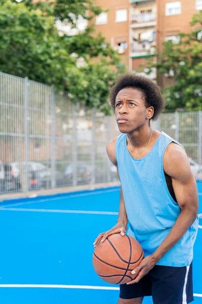 Beau Garçon Africain Portant Des Vêtements Sport Jouant Basket Lançant — Photo