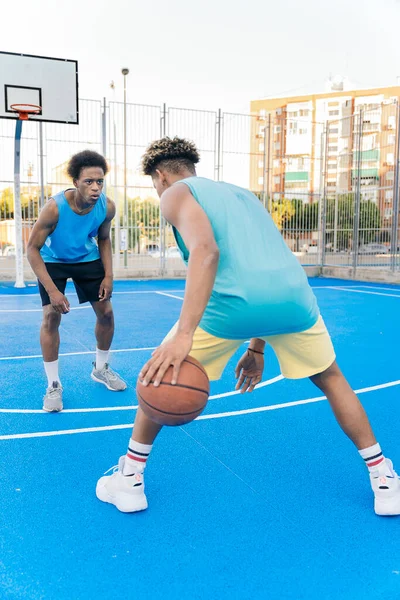 Des Amis Africains Forts Bonne Santé Jouant Basket Amusant — Photo