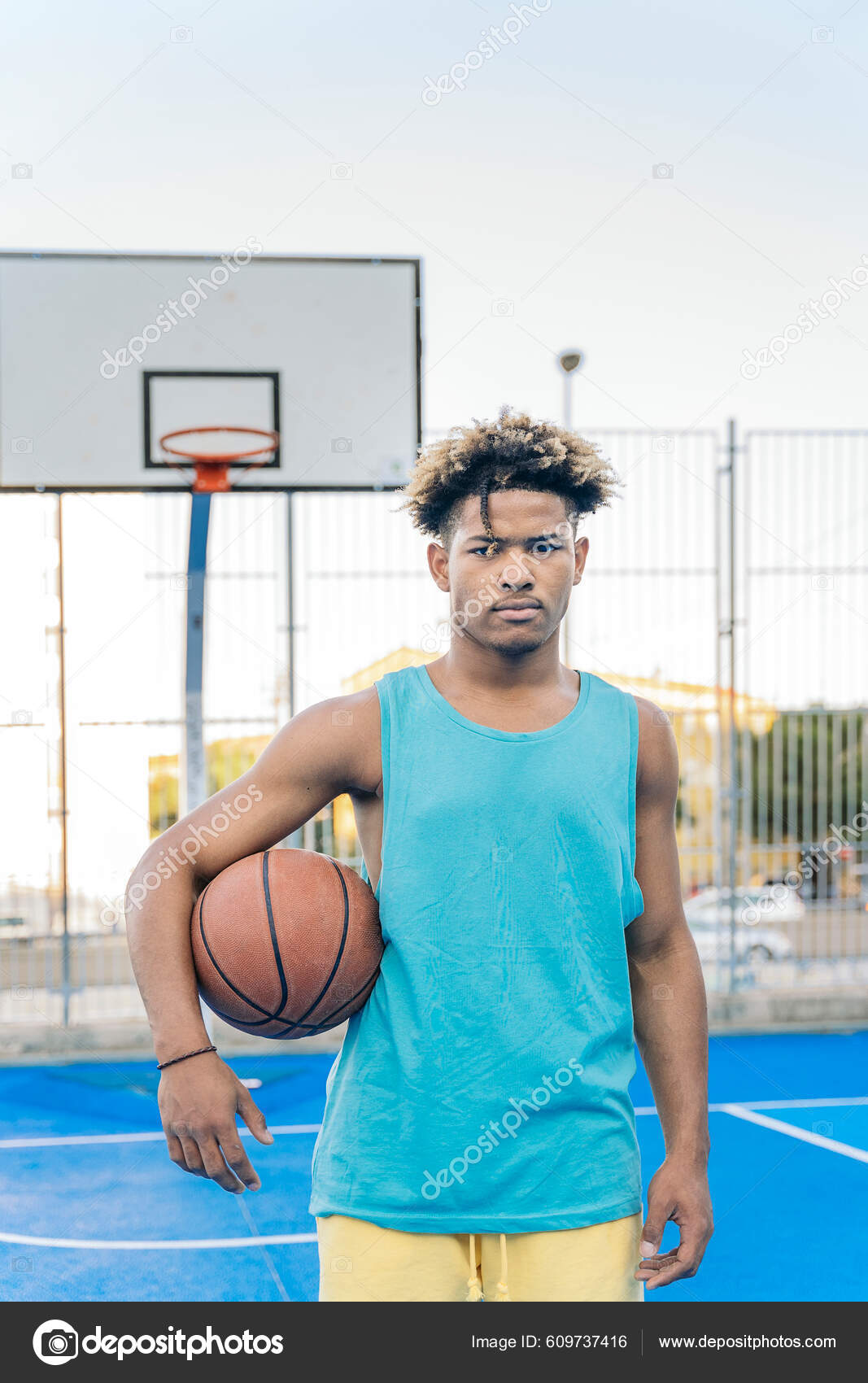 Afro homem segurando uma bola de basquete, Foto Grátis