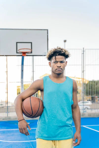 Ernsthafter Afroamerikanischer Basketballspieler Der Einem Street Basketballfeld Die Kamera Blickt — Stockfoto