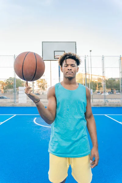 Porträt Eines Afroamerikanischen Spielers Der Auf Einem Außenplatz Einen Ball — Stockfoto