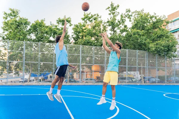 Amis Africains Forts Bonne Santé Jouant Basket Amusant Pendant Journée — Photo