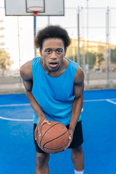 Konzentrierter Afroamerikanischer Basketballspieler Der Einem Street Basketballfeld Den Ball Mit — Stockfoto