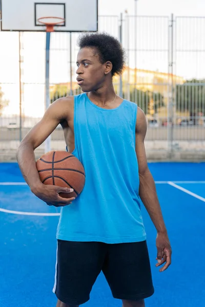 Ernsthafter Afroamerikanischer Basketballspieler Mit Blick Auf Seine Rechte Seite Der — Stockfoto