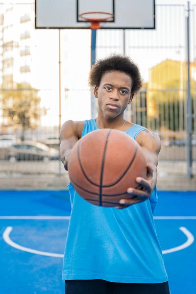 Konzentrierter Afroamerikanischer Basketballspieler Der Einem Street Basketballfeld Den Ball Mit — Stockfoto