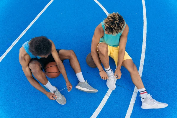 Δύο Αφρο Αμερικανοί Νεαροί Φίλοι Χαλαρώνουν Στο Γήπεδο Του Μπάσκετ — Φωτογραφία Αρχείου