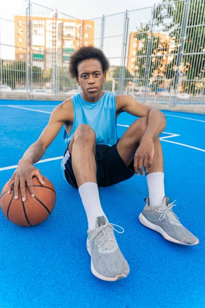 Portrait Joueur Afro Américain Basket Accroupi Tenant Balle Sol Regardant — Photo