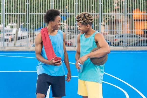 Afroamerikanische Basketballspielerfreunde Beenden Das Training Auf Dem Platz Und Reden — Stockfoto