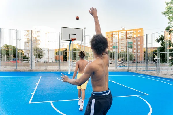 Des Amis Africains Torse Non Reconnus Jouant Basket Ensemble Amusant — Photo