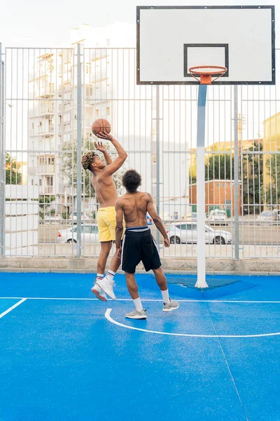 Unerkannt Hemdlose Afrikanische Freunde Die Zusammen Basketball Spielen Und Spaß — Stockfoto