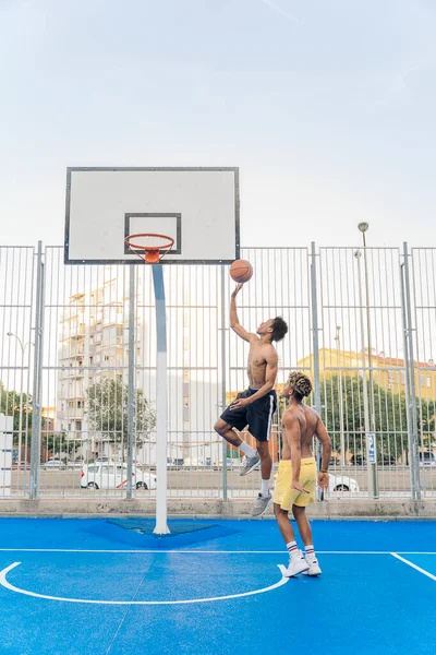 Unerkannt Hemdlose Afrikanische Freunde Die Zusammen Basketball Spielen Und Spaß — Stockfoto