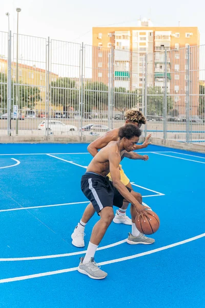Непризнанные Африканские Друзья Рубашек Играют Вместе Баскетбол Веселятся — стоковое фото