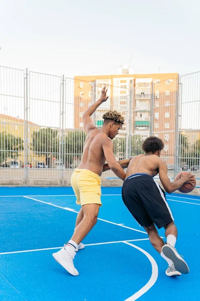 Unrecognized Shirtless African Friends Playing Basketball Together Having Fun — Stock Photo, Image