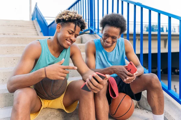 Cool Hommes Afro Américains Amuser Dans Rue Utilisant Leur Téléphone — Photo