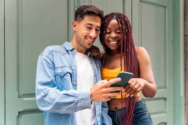 Amigos Jóvenes Multiculturales Usando Teléfono Ciudad Divirtiéndose —  Fotos de Stock