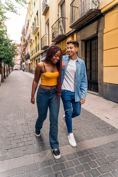 Glada Multietniska Unga Par Promenader Gatorna Madrid Och Kul — Stockfoto