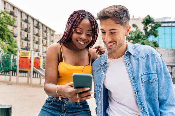 Amigos Jóvenes Multiétnicos Usando Teléfono Ciudad Divirtiéndose —  Fotos de Stock