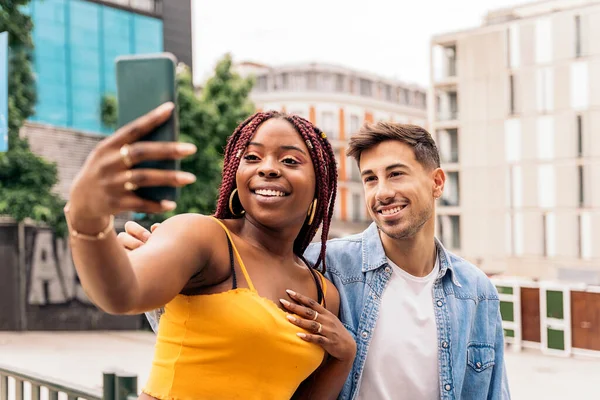 Glada Unga Vänner Som Tar Selfie Med Sin Telefon Gatan — Stockfoto