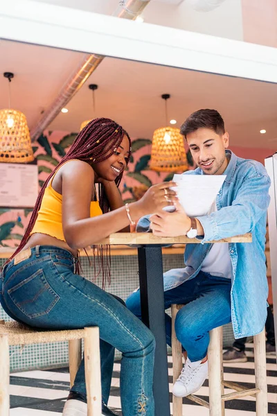 Multiculturele Vrienden Die Een Restaurant Zitten Samen Het Menu Lezen — Stockfoto